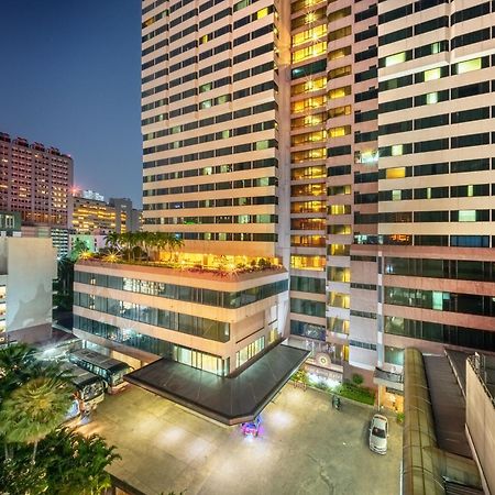 Royal Benja Hotel Bangkok Exterior photo The hotel at night