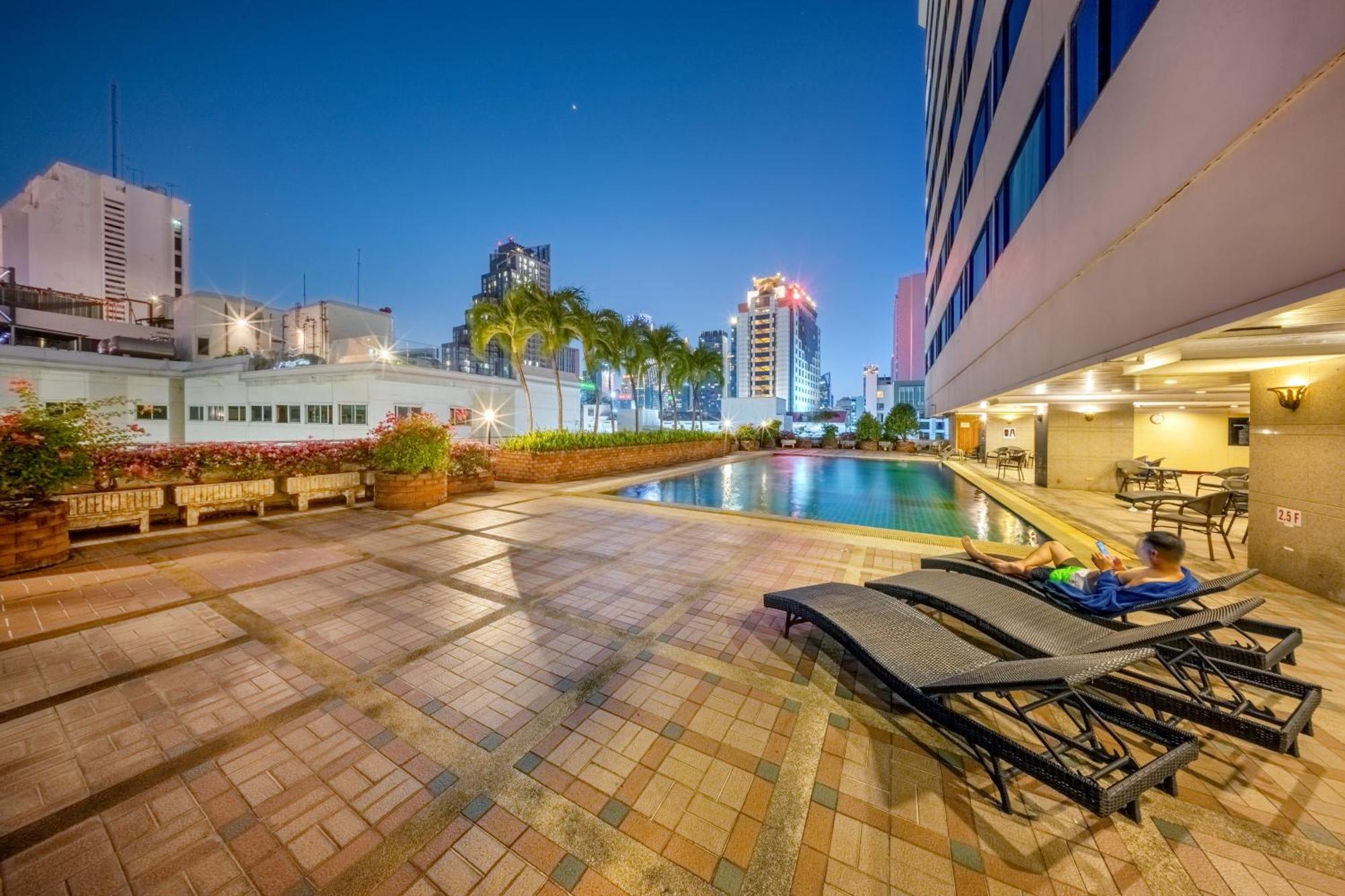 Royal Benja Hotel Bangkok Exterior photo The pool at the hotel