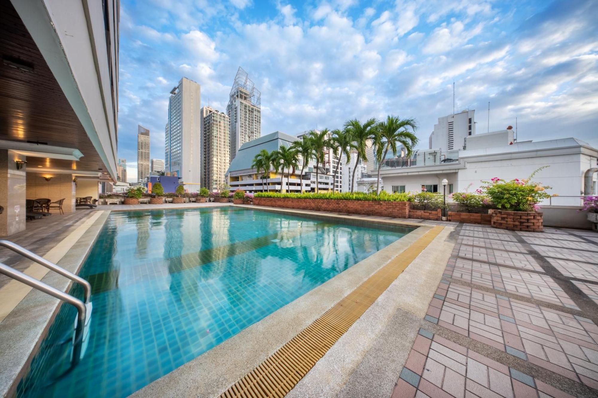 Royal Benja Hotel Bangkok Exterior photo The pool at the hotel