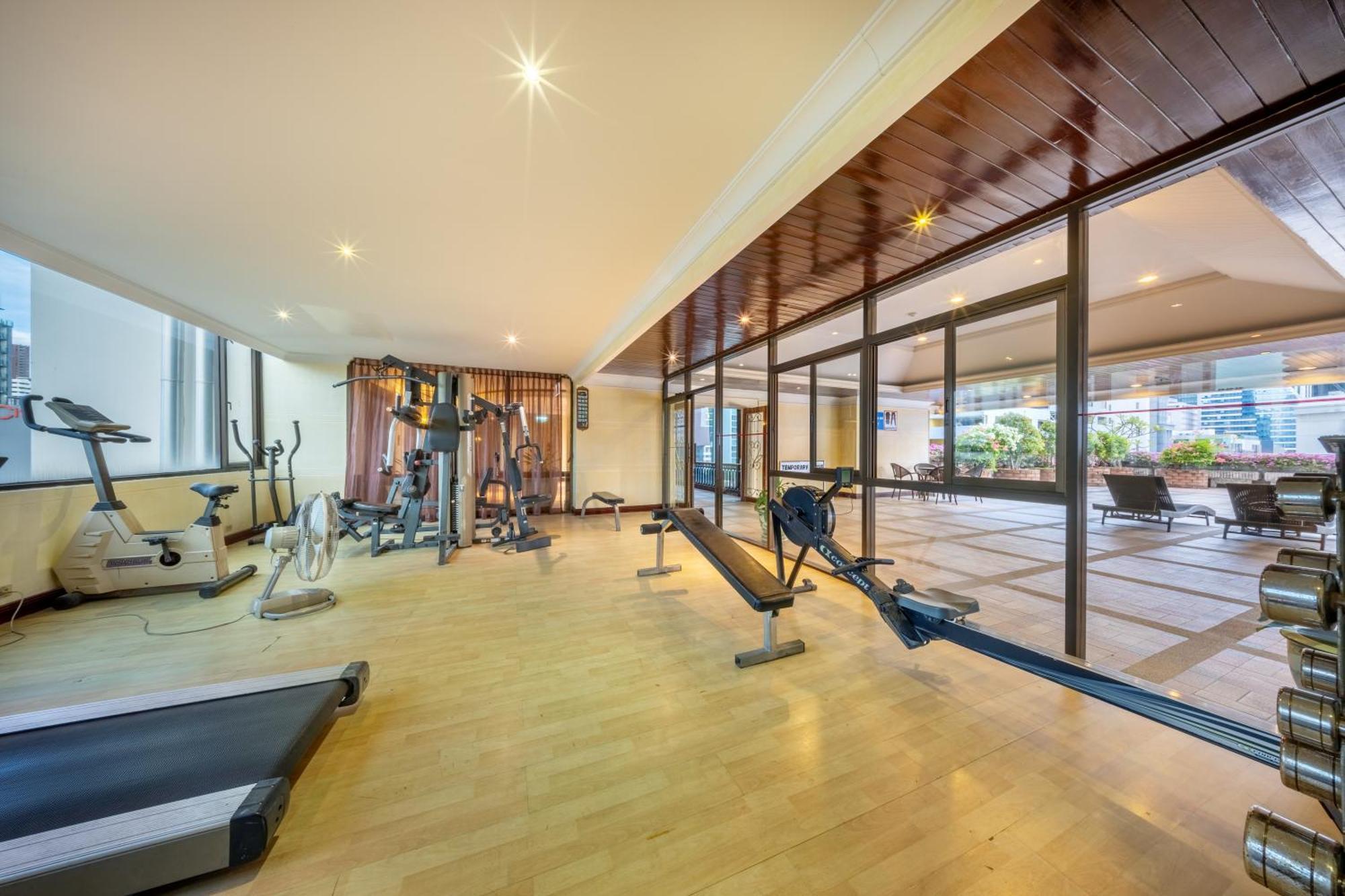 Royal Benja Hotel Bangkok Exterior photo The gym at the hotel