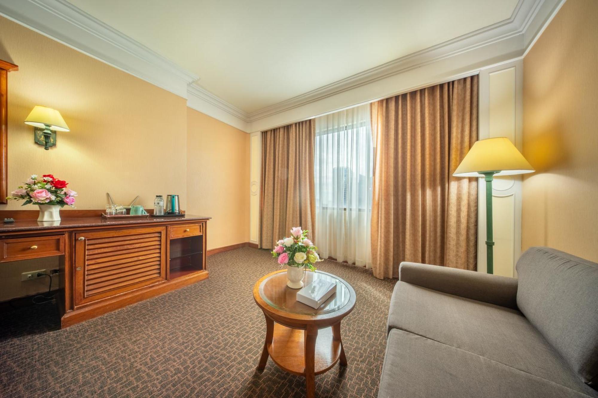 Royal Benja Hotel Bangkok Exterior photo Suite room