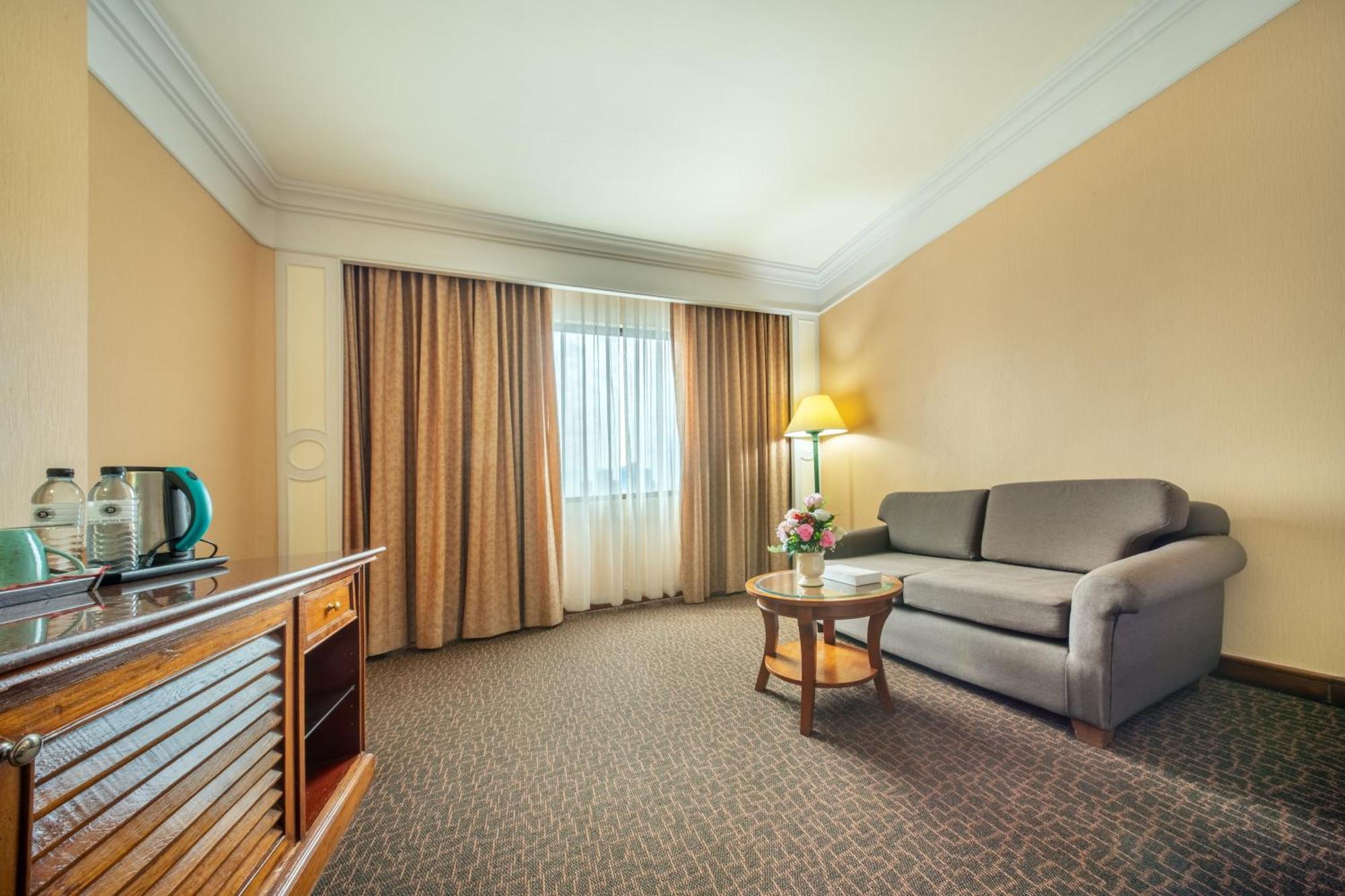 Royal Benja Hotel Bangkok Exterior photo Suite room