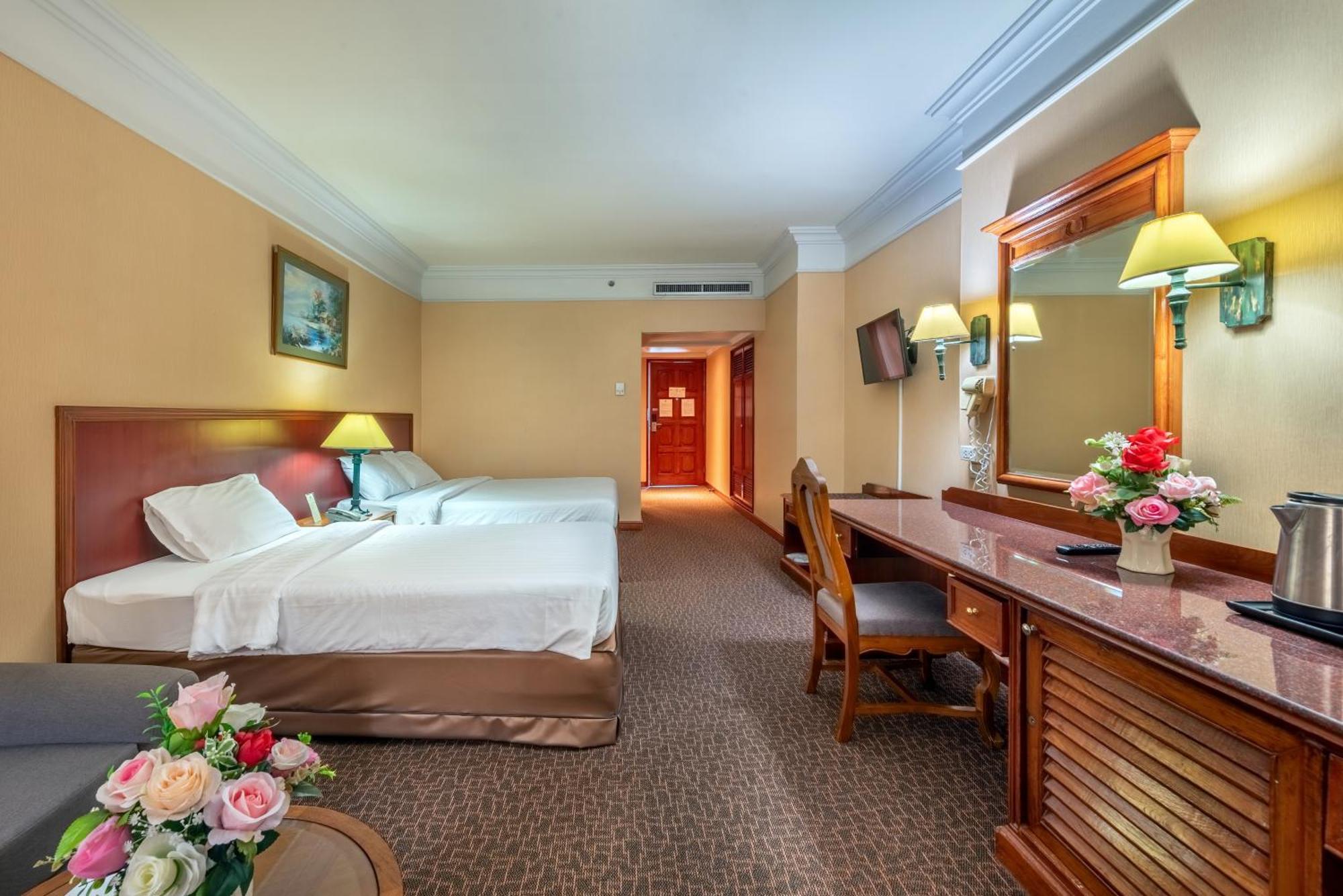 Royal Benja Hotel Bangkok Exterior photo Deluxe Room