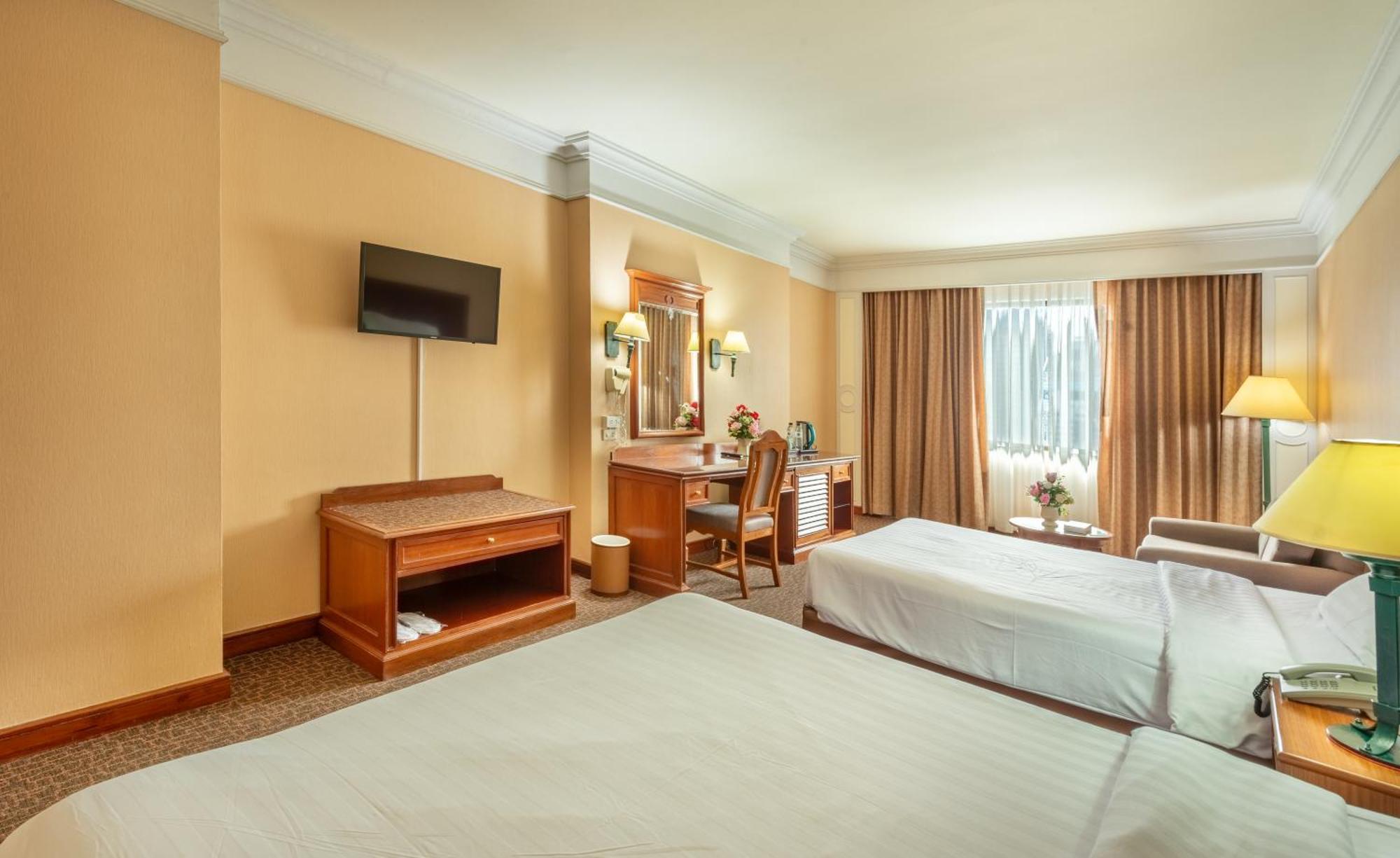 Royal Benja Hotel Bangkok Exterior photo A room at the hotel