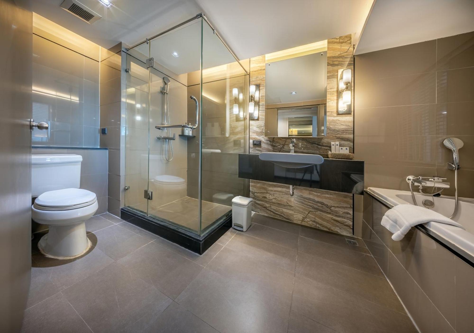 Royal Benja Hotel Bangkok Exterior photo A modern bathroom