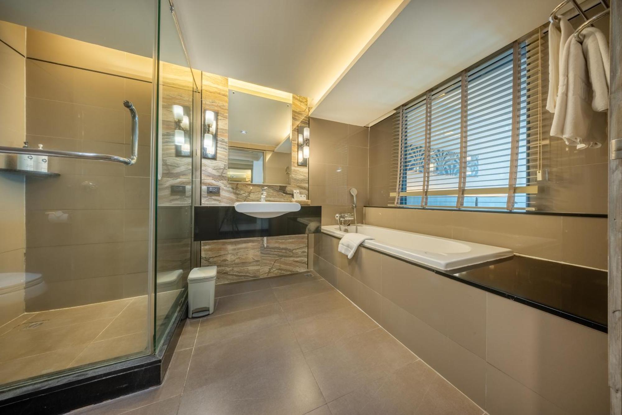 Royal Benja Hotel Bangkok Exterior photo Bathroom