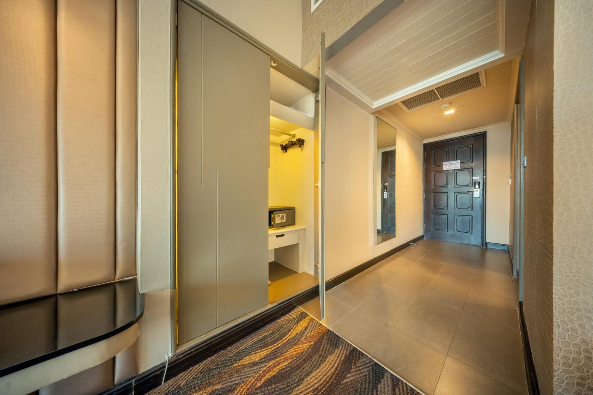 Royal Benja Hotel Bangkok Exterior photo A sliding door
