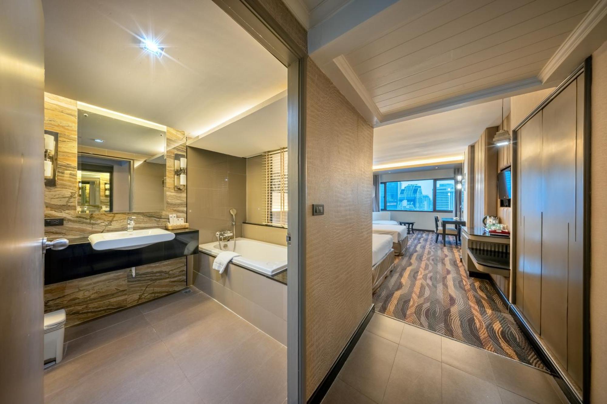 Royal Benja Hotel Bangkok Exterior photo Deluxe Suite