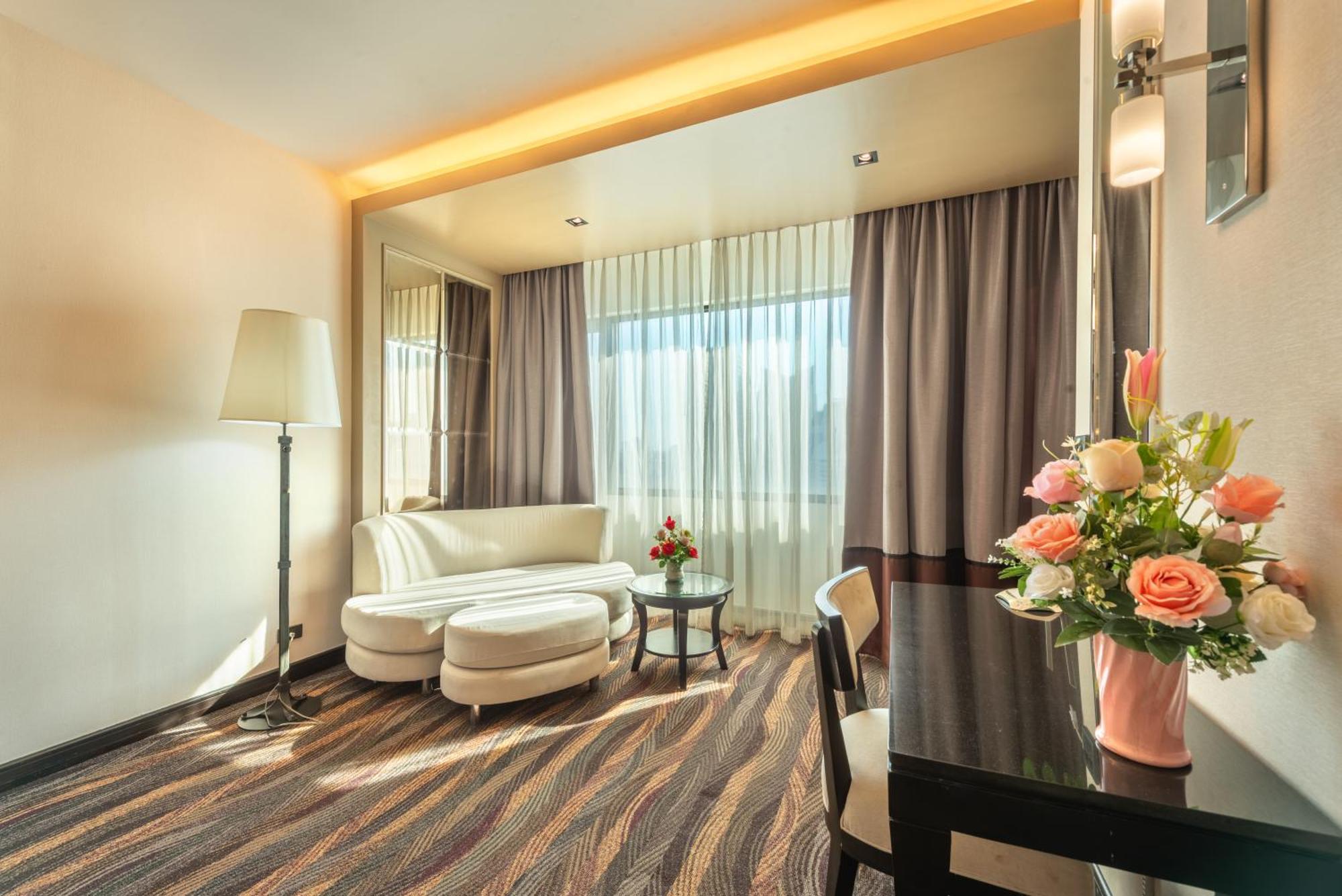 Royal Benja Hotel Bangkok Exterior photo Suite