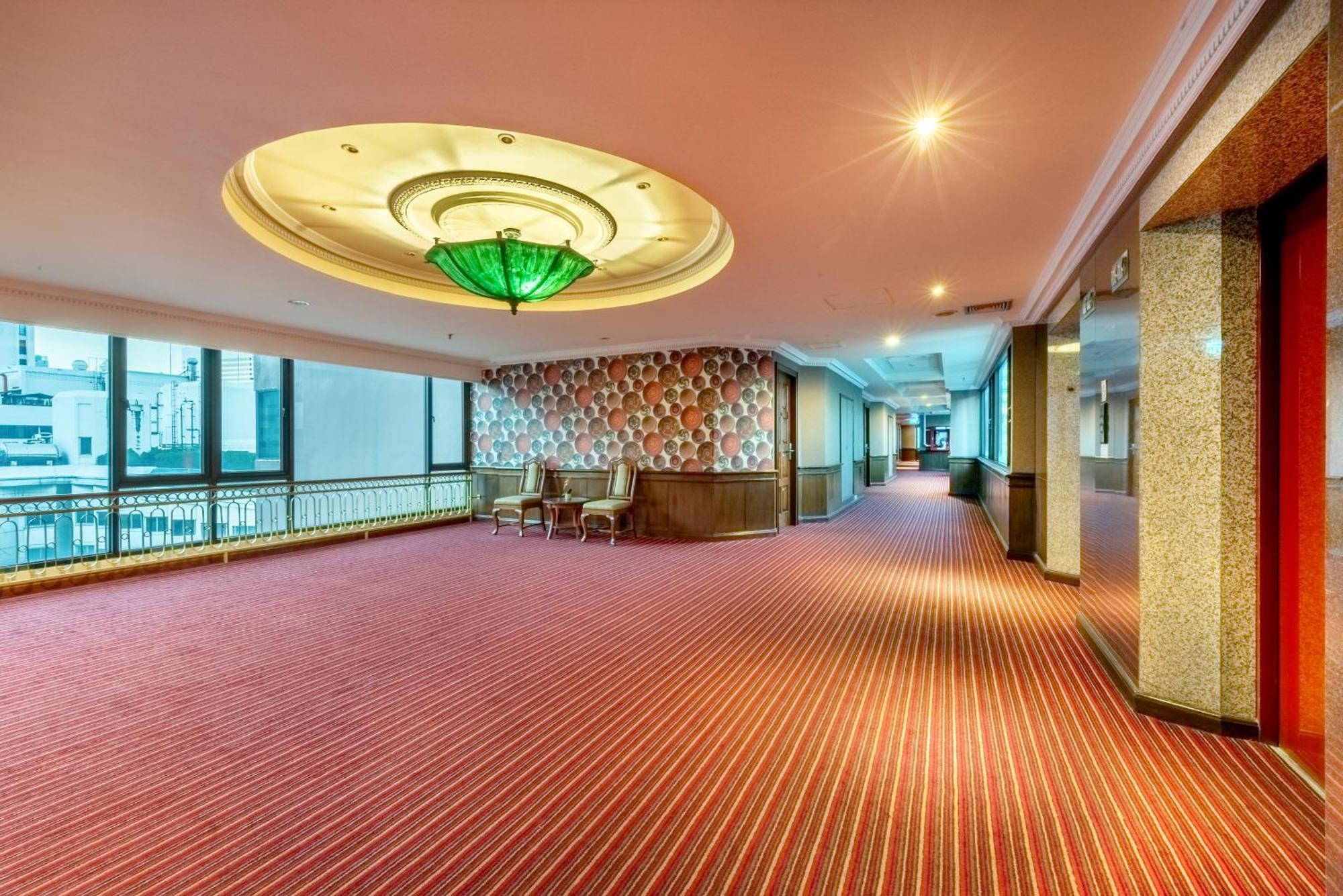 Royal Benja Hotel Bangkok Exterior photo Interior of the hotel