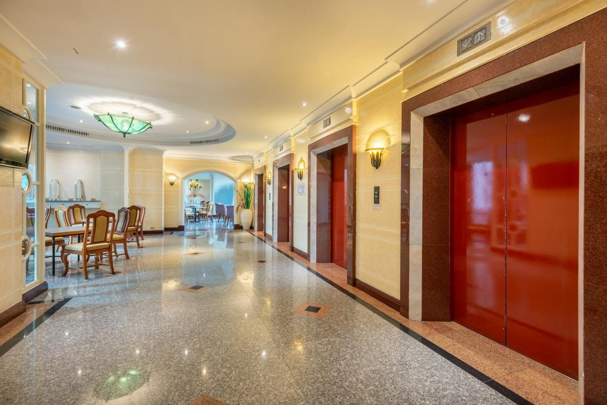 Royal Benja Hotel Bangkok Exterior photo Interior of the hotel