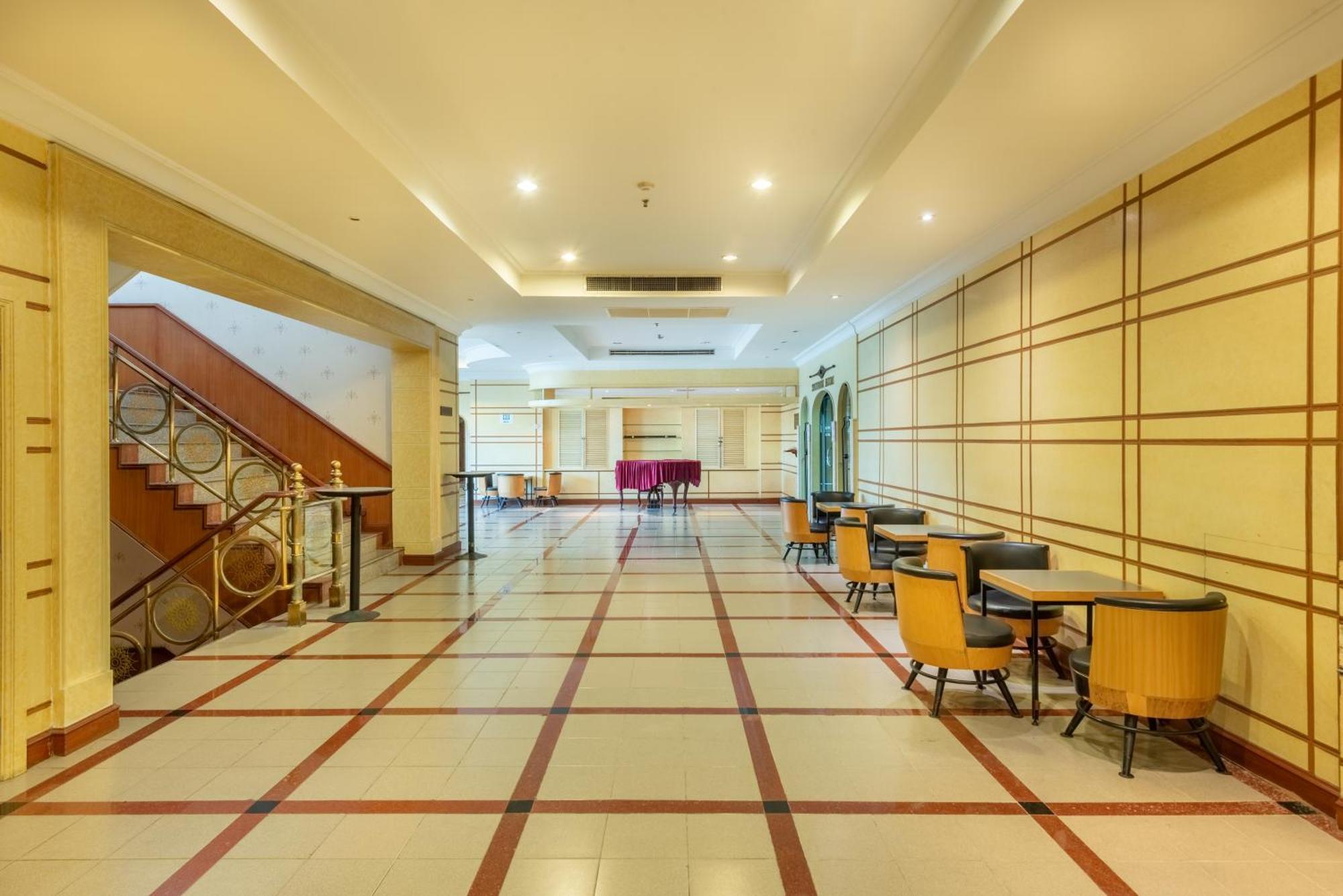 Royal Benja Hotel Bangkok Exterior photo Lobby