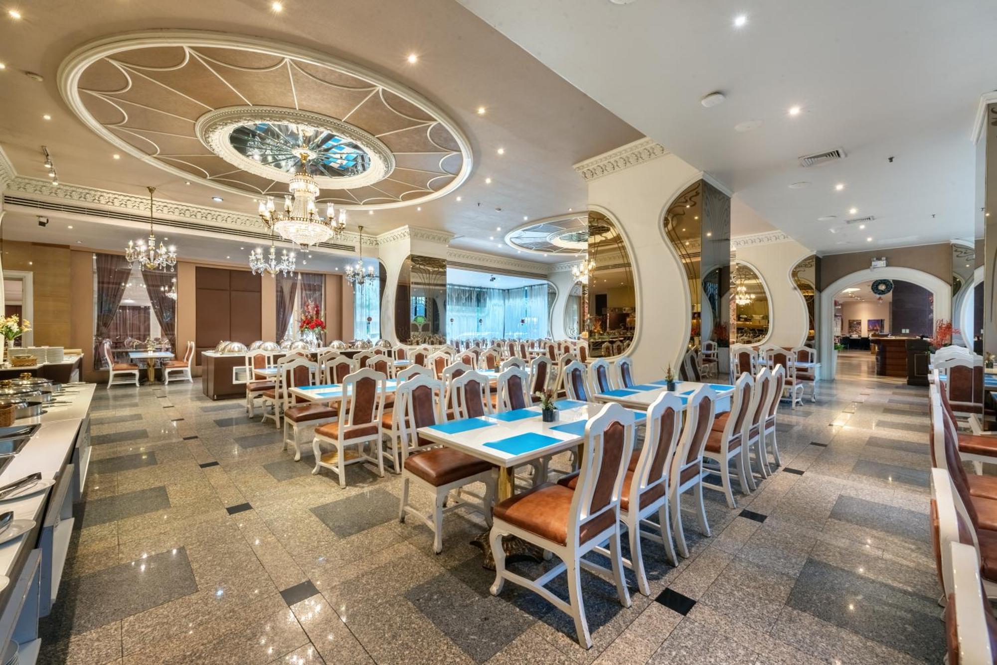 Royal Benja Hotel Bangkok Exterior photo The restaurant