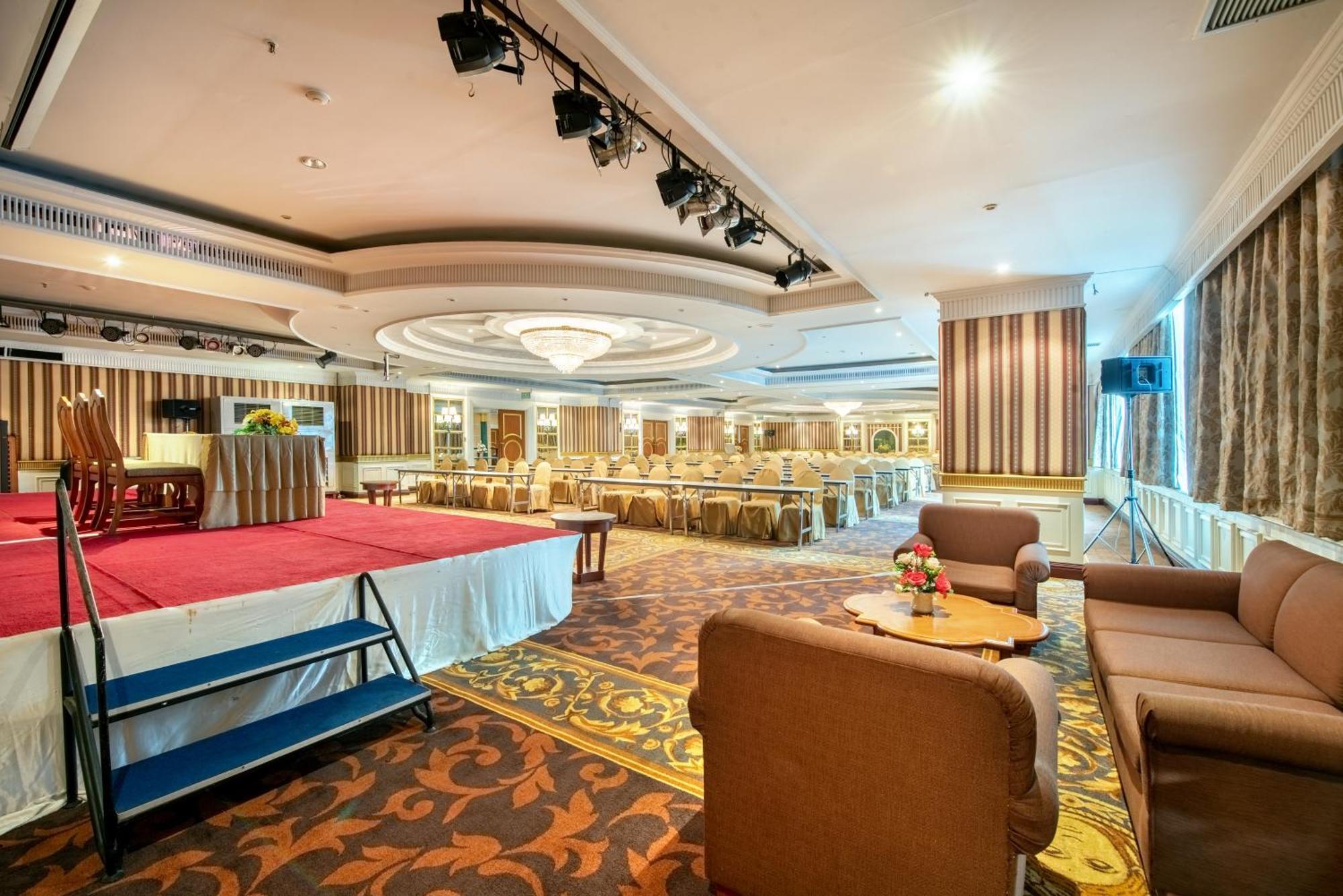 Royal Benja Hotel Bangkok Exterior photo The interior of the ballroom